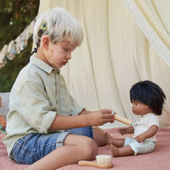 Miniland Garçon sud-américain 38 cm avec appareil auditif, sans sous-vêtements, 31116
