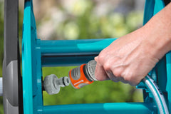 Gardena Classic Wall Hose Reel Set 50 : Enrouleur de tuyau mobile, peu encombrant, montable au mur et amovible à tout moment, avec tuyau de 20 m, buse de pulvérisation et pièces du système (8009-20)