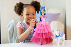 Barbie Hidden Magic - Poupée Licorne, Robe Rose avec Détails Bleu Saphir, Bandeau Licorne, Ailes et Queue Saphir Amovibles, 3 Ans et Plus, HRR16