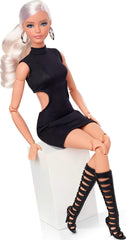 Barbie Basics Modèle 2 Poupée de collection avec cheveux blonds, mini robe noire et bottes de gladiateur, coupe universelle, corps mobile et tête interchangeable, JBH71 Naty Shop Dolls