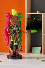 Mdr Surprise ! Poupée mannequin OMG Queens - SWAYS - 20 surprises incluant tenue, accessoires, support de poupée et plus - Objet de collection - Pour garçons et filles à partir de 4 ans