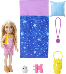 Barbie série Chelsea, poupée Chelsea de camping aux cheveux blonds, chouette, sac de couchage, oreiller, lampe de poche, jumelles, accessoires de camping, cadeau pour enfants, jouet à partir de 3 ans, HDF77