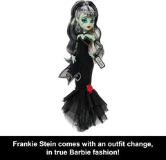 Poupée Monster High x Barbie Frankie Stein avec maillot de bain original inspiré de Barbie et solo dans la robe de soirée noire Spotlight, accessoires, JHK28