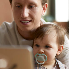 Philips AVENT Lot de 4 sucettes Ultra Air légères et respirantes : 2 sucettes phosphorescentes et 2 sucettes de jour, 18 mois+ (Modèle SCF349/43)