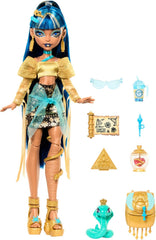 Monster High Cleo De Nile Puppe in goldener Bluse und mehrlagigem Rock, enthält Haustier-Kobra Hissette und Accessoires wie Rucksack, Snack und Papierrolle, HXH74