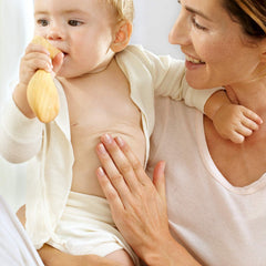 WELEDA Lait de Soin Bébé Calendula Bio - Lait corporel cosmétique naturel à l'huile d'amande et à la cire d'abeille pour le soin et le nettoyage de la peau sèche de bébé. Lotion de soin délicate pour bébés et enfants (1x 200ml) Enfants - Bain et Soin Naty Shop