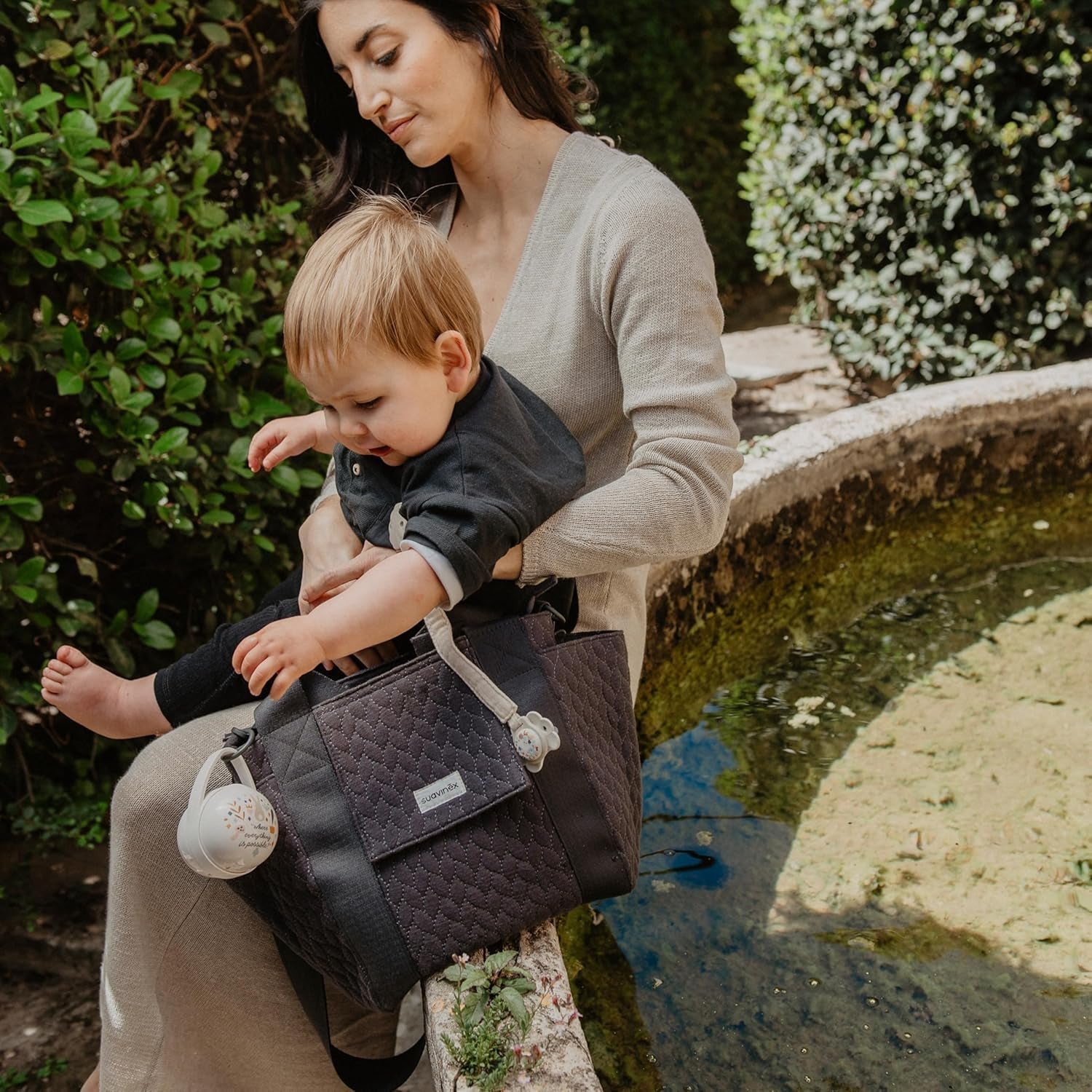 Coffret Suavinex pour nouveau-né. Coffret 4 pièces comprenant : Sucette Physiologique SX Pro pour bébé 0-6 mois + attache-sucette + attache-sucette Duo + anneau de dentition en silicone. Pays des merveilles, beige