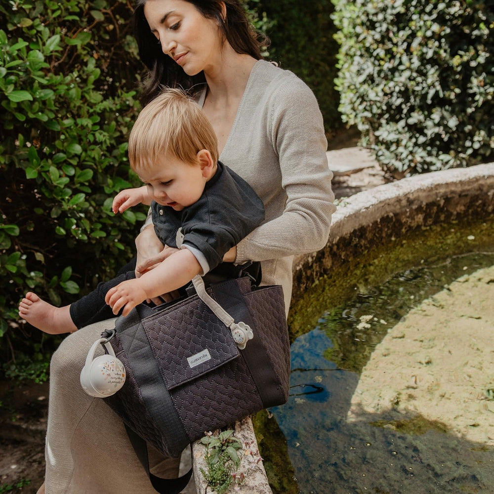 Coffret Suavinex pour nouveau-né. Coffret 4 pièces comprenant : Sucette Physiologique SX Pro pour bébé 0-6 mois + attache-sucette + attache-sucette Duo + anneau de dentition en silicone. Pays des merveilles, beige