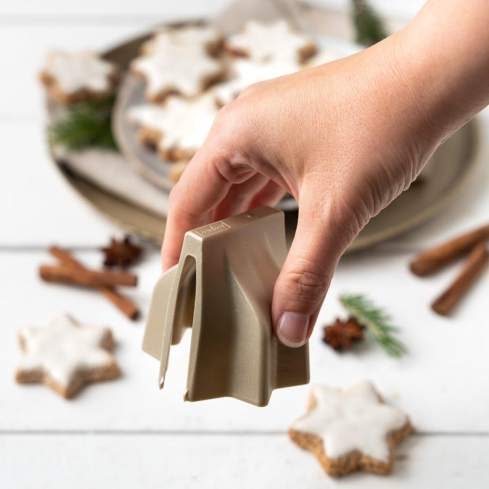 Zenker Emporte-pièce étoile à la cannelle avec mécanisme de pliage – Forme ergonomique pour des étoiles à la cannelle parfaites – Emporte-pièce étoile pliable – Fabriqué en Allemagne, doré