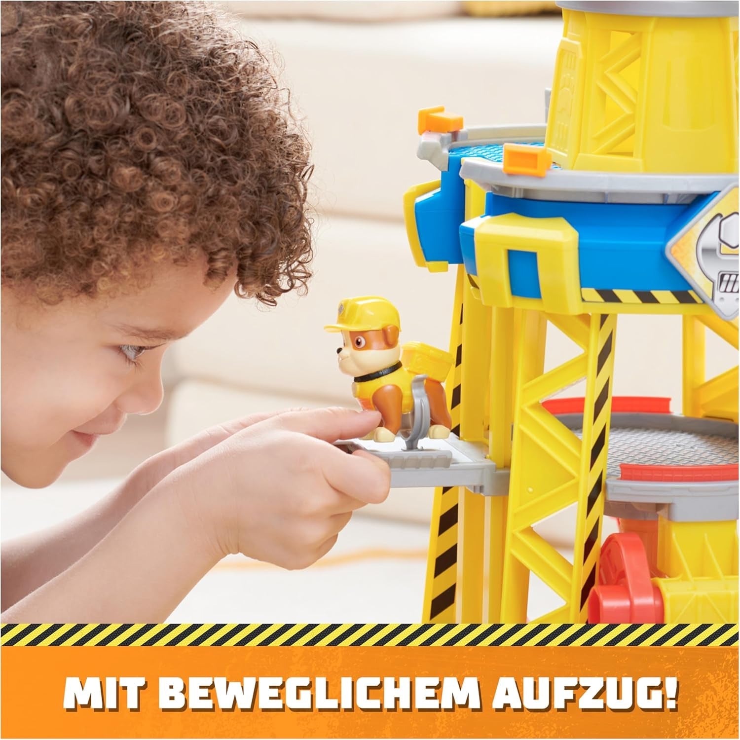 Rubble & Crew - Kran-Spielset Baupfoten Hof 68 cm, mit Rubble-Figur, Planierraupen-Fahrzeug und 340 g Build-it Kinetic Sand, Licht und Sound, ab 3 Jahren