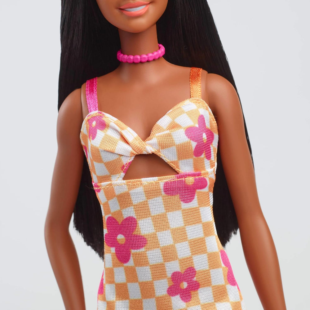 Poupée Barbie Fashionistas no. 233 aux cheveux noirs, robe midi à carreaux orange à fleurs roses, collier et sandales, HYT91