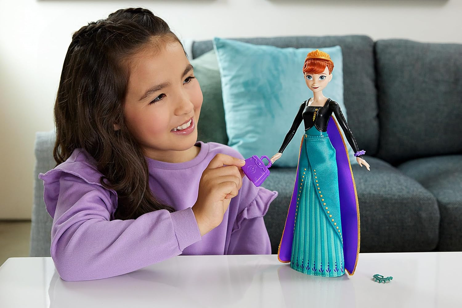 Mattel Disney The Ice Queen Anna Fashion Doll Set, Spin & Reveal avec 11 surprises, dont 5 accessoires, 5 autocollants et une scène de jeu, inspirée du film Disney, HXD27 Naty Shop Dolls
