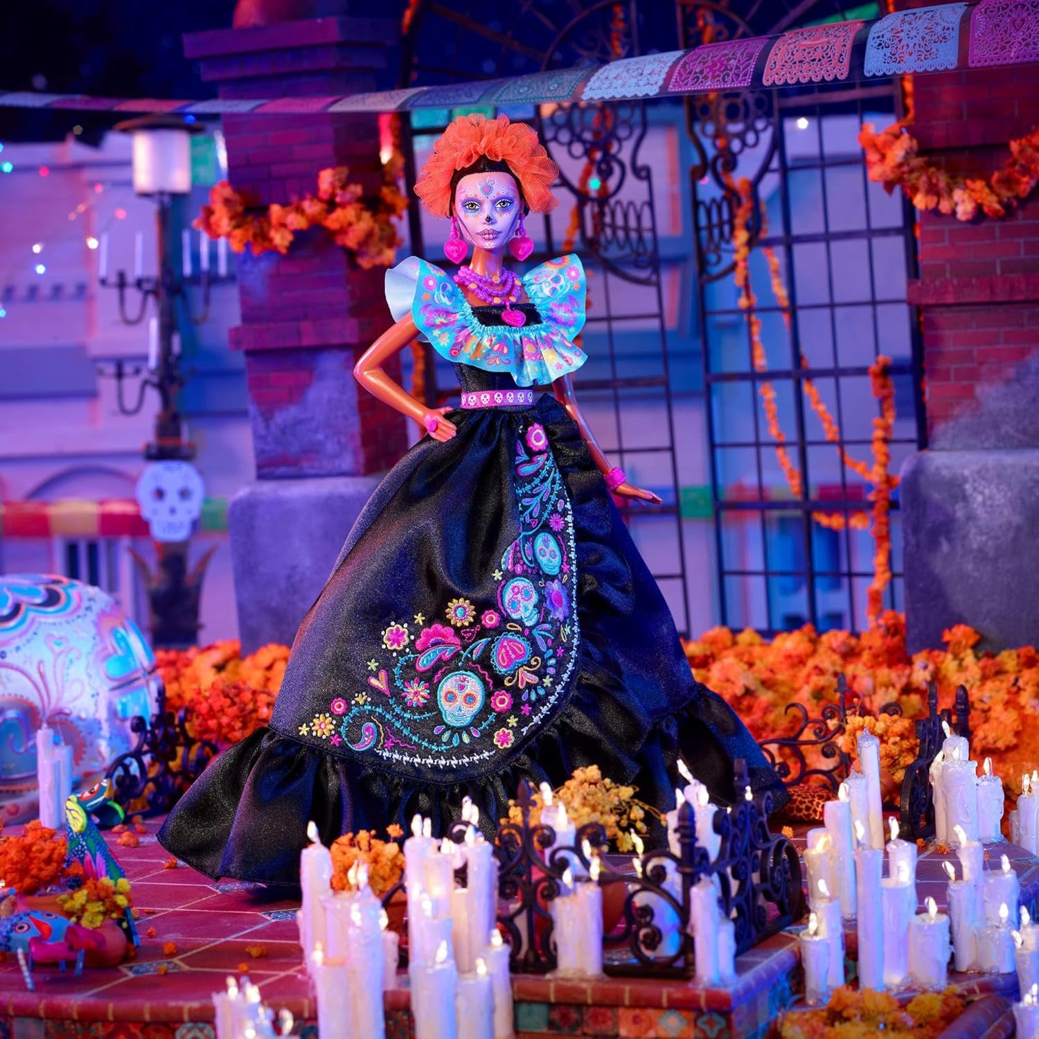 Poupée Barbie Signature, Figurine de collection Día De Muertos 2024 en robe noire et haut bleu à volants, imprimé brodé et accessoires colorés, HRM72