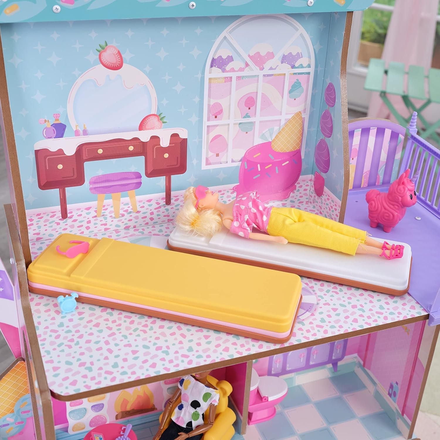 KidKraft Casă de păpuși din lemn, Castel cu bomboane, cu mobilier și accesorii, Casă cu figurină lamă unicorn, lift cornet de înghețată și scaun ursuleț gumat pentru păpuși, Jucărie pentru copii de la 3 ani în sus, 20242