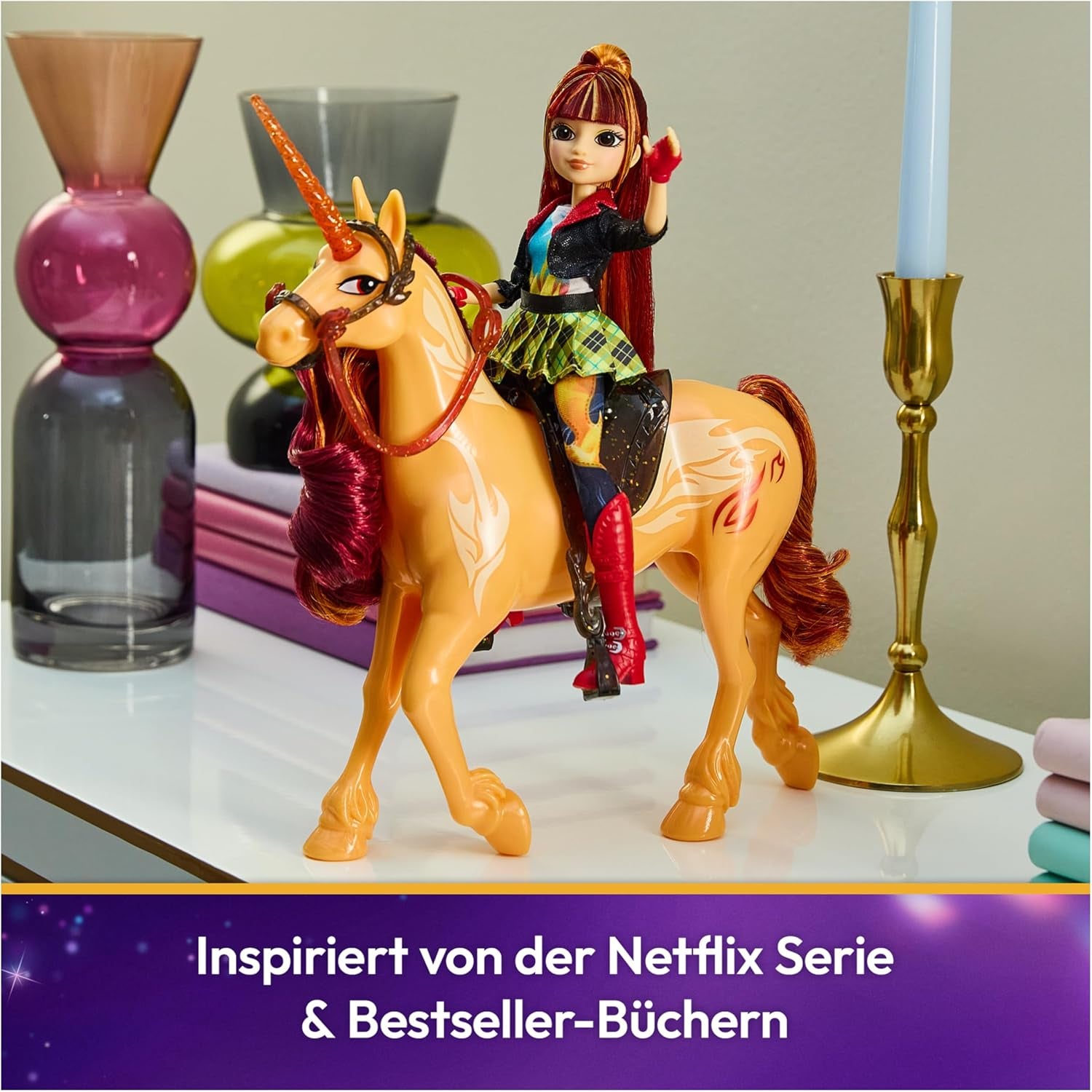 Unicorn Academy Cinder la Licorne - Licorne Valentina originale de 28 cm de haut de la série Netflix, avec une vraie crinière et une vraie queue, une bride, une selle et une brosse amovibles, pour les enfants à partir de 4 ans