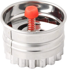 Dr. Oetker Emporte-pièce "Visage souriant" Ø 5 cm, Emporte-pièce de Noël, Emporte-pièce éjecteur pour biscuits et biscuits - Passe au lave-vaisselle (Couleur : Argent/Rouge) Quantité : 1 pièce, 1499