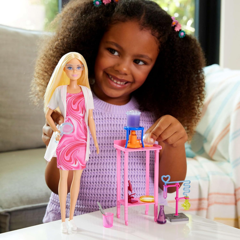 Poupée scientifique Barbie et accessoires avec poupée blonde tendance, table de laboratoire, microscope, bécher à changement de couleur et boîte de Pétri, JCR70