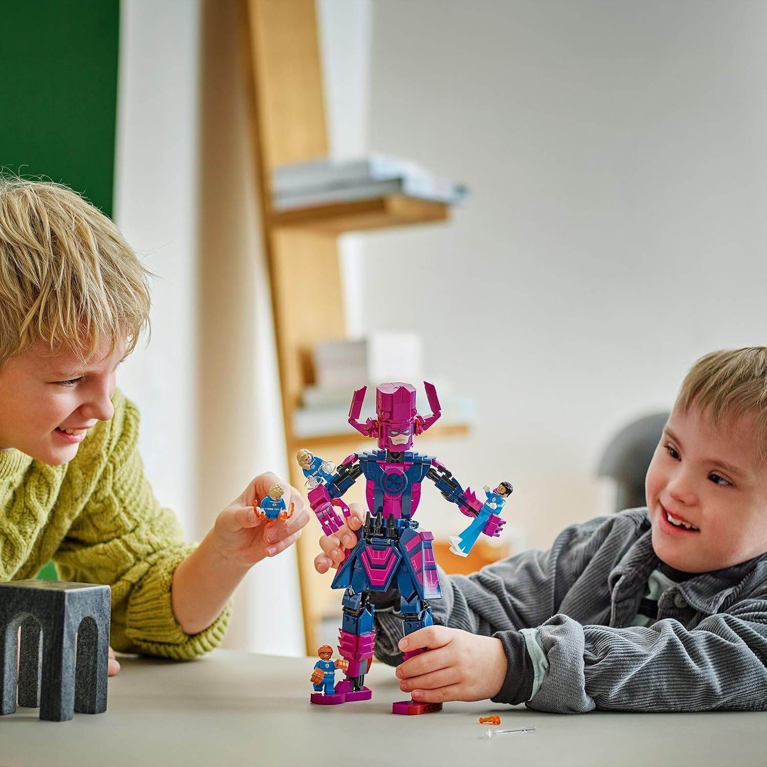 LEGO ǀ Marvel Les Quatre Fantastiques contre. Galactus Baufigur - Bauset mit Superhelden - Jeu avec The Thing, Invisible Woman et Human Torch - Créations créatives pour les jeunes et les filles - 76316