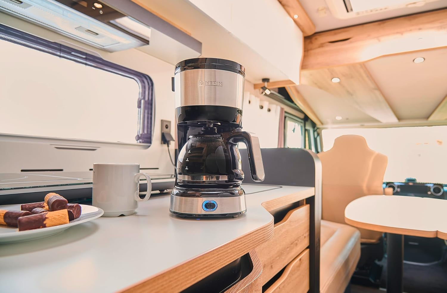 SEVERIN Machine à expresso compacte, café aromatique avec machine à café jusqu'à 4 tasses, machine à expresso avec filtre et filtre oscillant permanent, acier inoxydable/noir, KA 4808