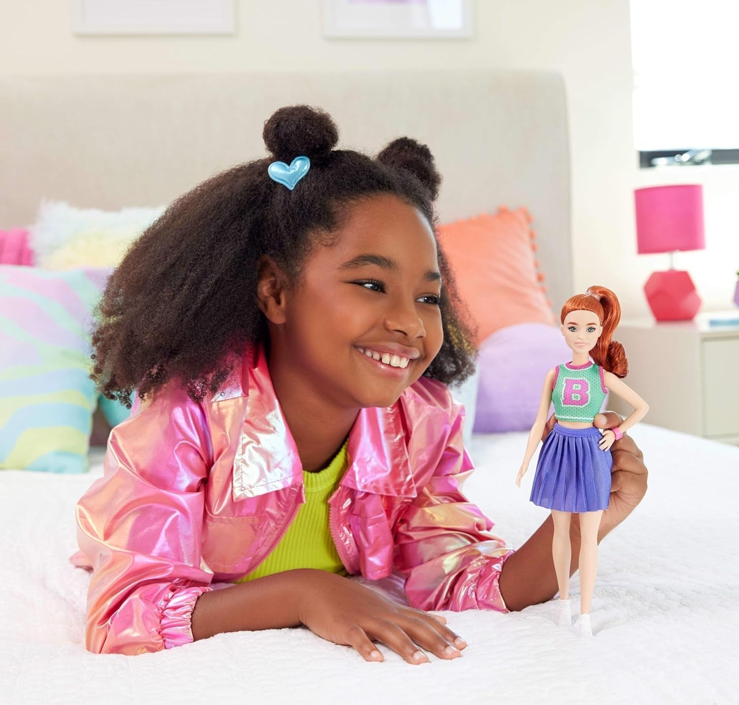 Păpușă Barbie Fashionistas nr. 232 cu păr roșcat, bluză sport din jersey cu imprimeu B, fustă plisată mov, ceas de mână și adidași, HYT90 Papusi Naty Shop