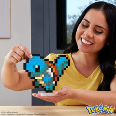 MEGA Pokémon Schiggy - Figurine conçue au look rétro, Pixel Art, 15 cm de large, avec base pour le montage mural, pour les enfants et les adultes, HTH77