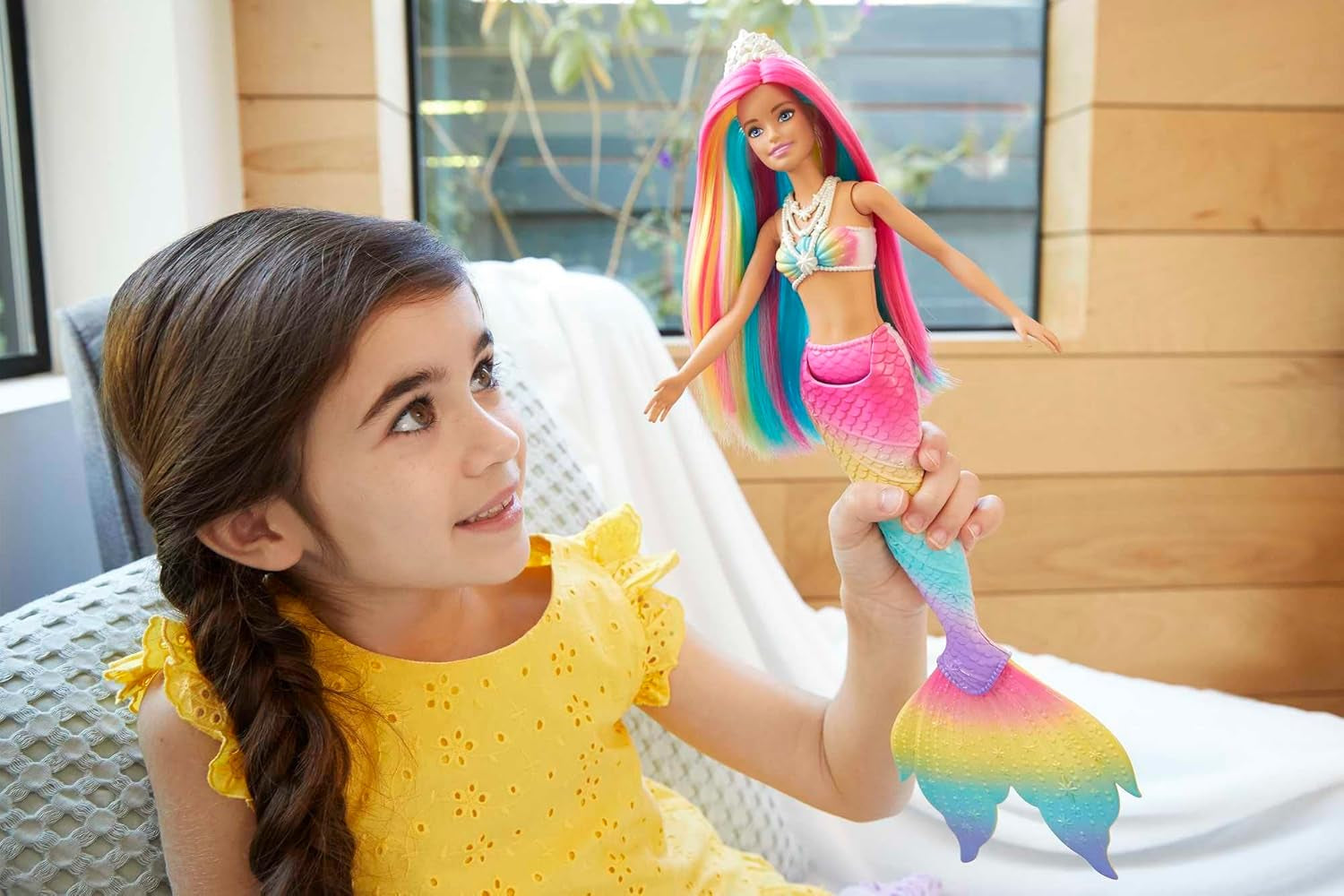 Barbie Dreamtopia Rainbow Magic Mermaid, Barbie Meerjungfrau mit Regenbogenhaaren, Farbwechselpuppe durch Wasser aktiviert, Spielzeug ab 3 Jahren, Geschenk für Mädchen, GTF89