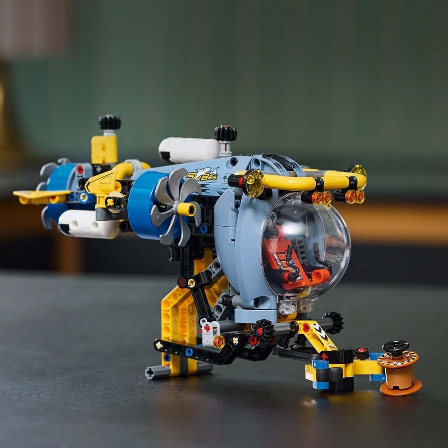 LEGO Technic Deep Sea Explorer Jouet de construction sous-marin pour enfants de 9 ans, garçons et filles, idées de cadeaux d'anniversaire créatives, véhicule à construire avec hélices rotatives 42201 Ensembles de construction Besuche den LEGO-Store