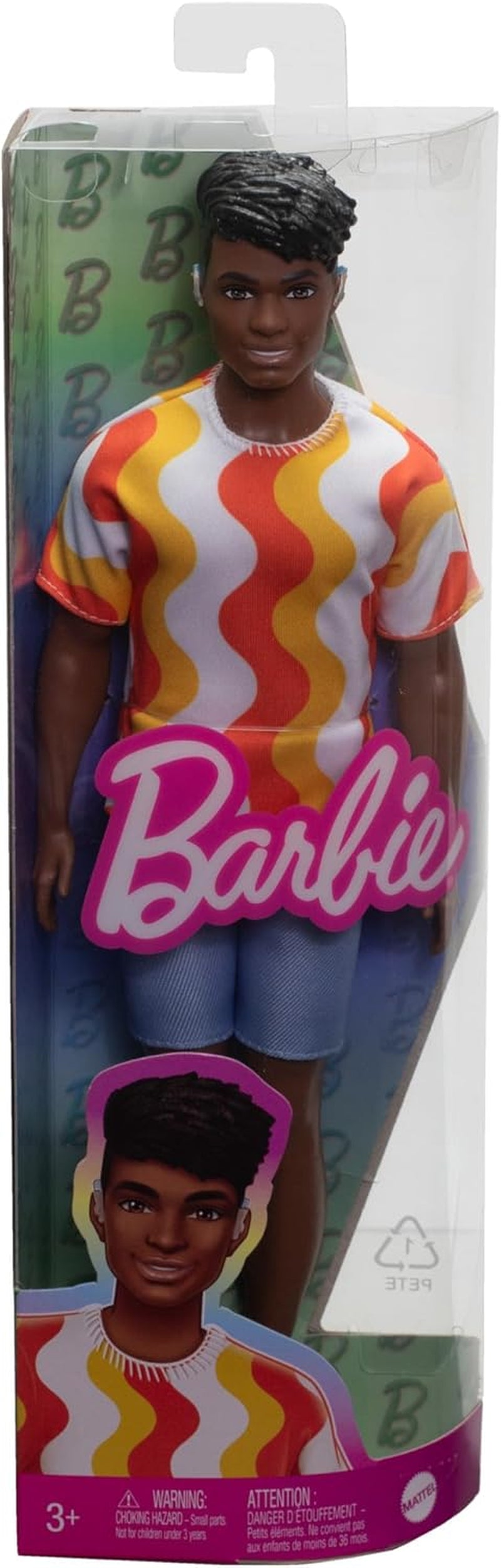 Barbie Fashionistas Ken poupée no. 220 Avec des bretelles et une forme de corps large dans une chemise amovible à motifs orange, un short et des sandales à plateforme, HRH23 Naty Shop Dolls