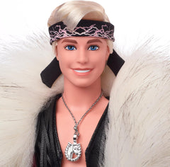 Poupée Ken de collection Barbie le film portant un grand manteau en fausse fourrure et un gilet à franges noir avec bandana, HRF31