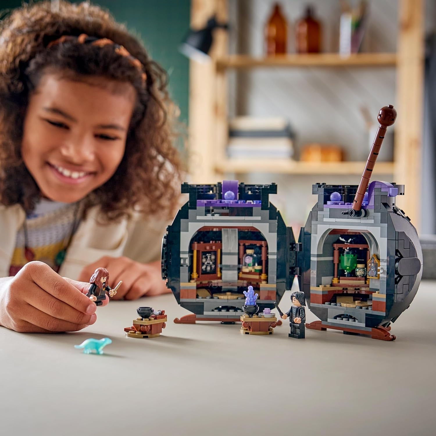 LEGO Harry Potter Kessel: Geheimes Klassenzimmer für Zaubertränke - DIY Set für Schreibtisch oder Schlafzimmer mit Patronus und Hermine und Snape Minifiguren - Geschenk für Kinder ab 10 Jahren - 76464