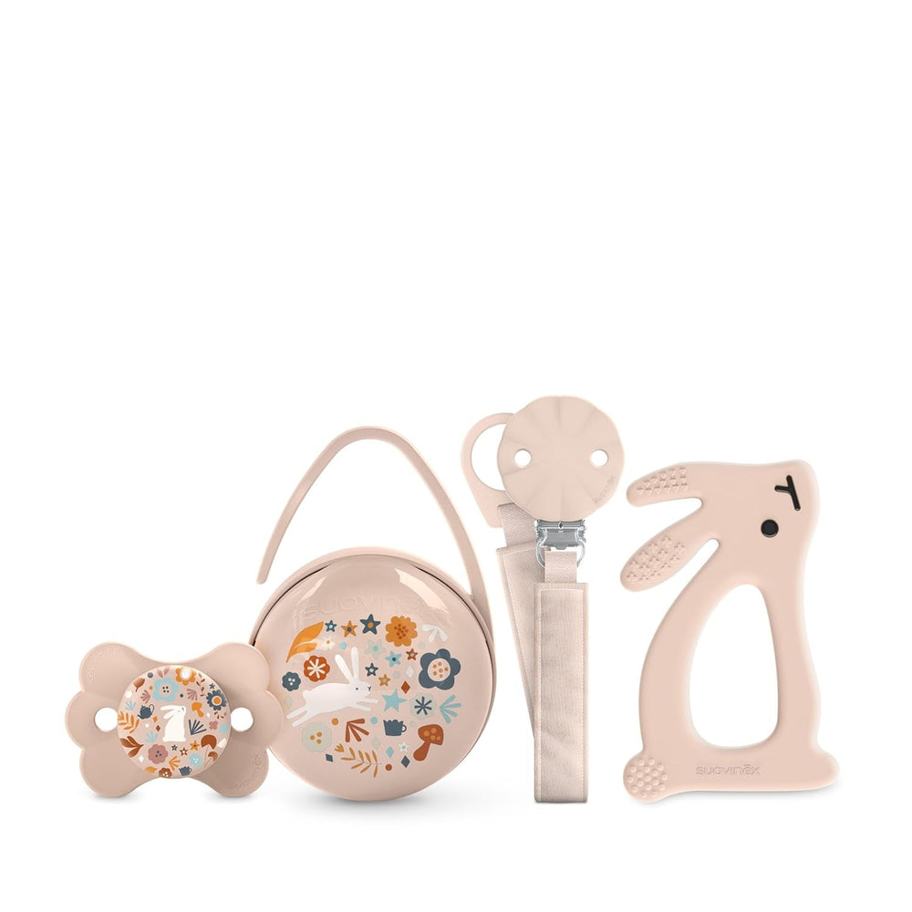 Coffret Suavinex pour nouveau-né. Coffret 4 pièces comprenant : Sucette Physiologique SX Pro pour bébé 0-6 mois + attache-sucette + attache-sucette Duo + anneau de dentition en silicone. Pays des merveilles, beige