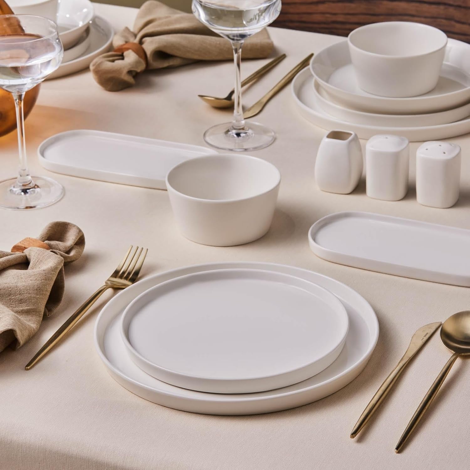 Karaca Stream Bone Bomo Service de table pour 12 personnes Assiettes carrées élégantes Vaisselle élégante en porcelaine blanche