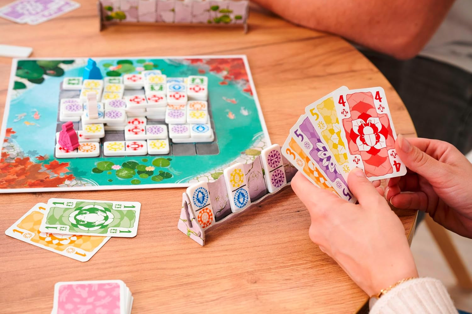 Zoch Ananda - Un jeu de société stratégique aux influences méditatives, construction de temples utilisant des tactiques, moines méditant dans des zones colorées, collecte de points de karma, jeu familial à partir de 10 ans.