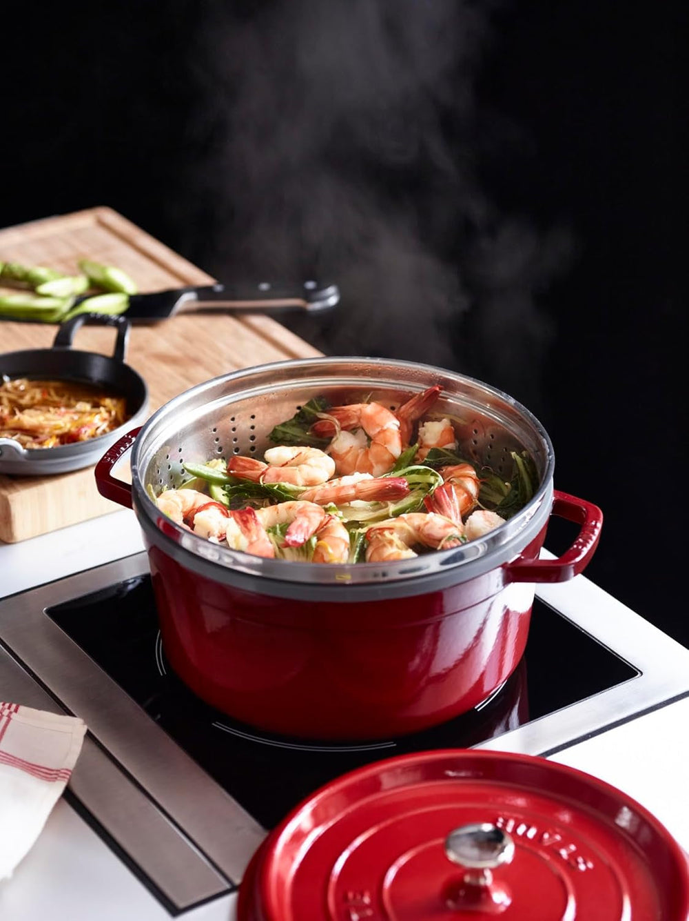 STAUB Gusseisen Bräter/Cocotte, Mit Dämpfeinsatz Aus Edelstahl, Rund 26 Cm, 5.2 L, Aromaregen Funktion Für Optimale Befeuchtung, Für Alle Herdarten Inkl. Induktion & Backofen, Kirschrot, Rot Moules et plaques pour pâtisserie Naty Shop