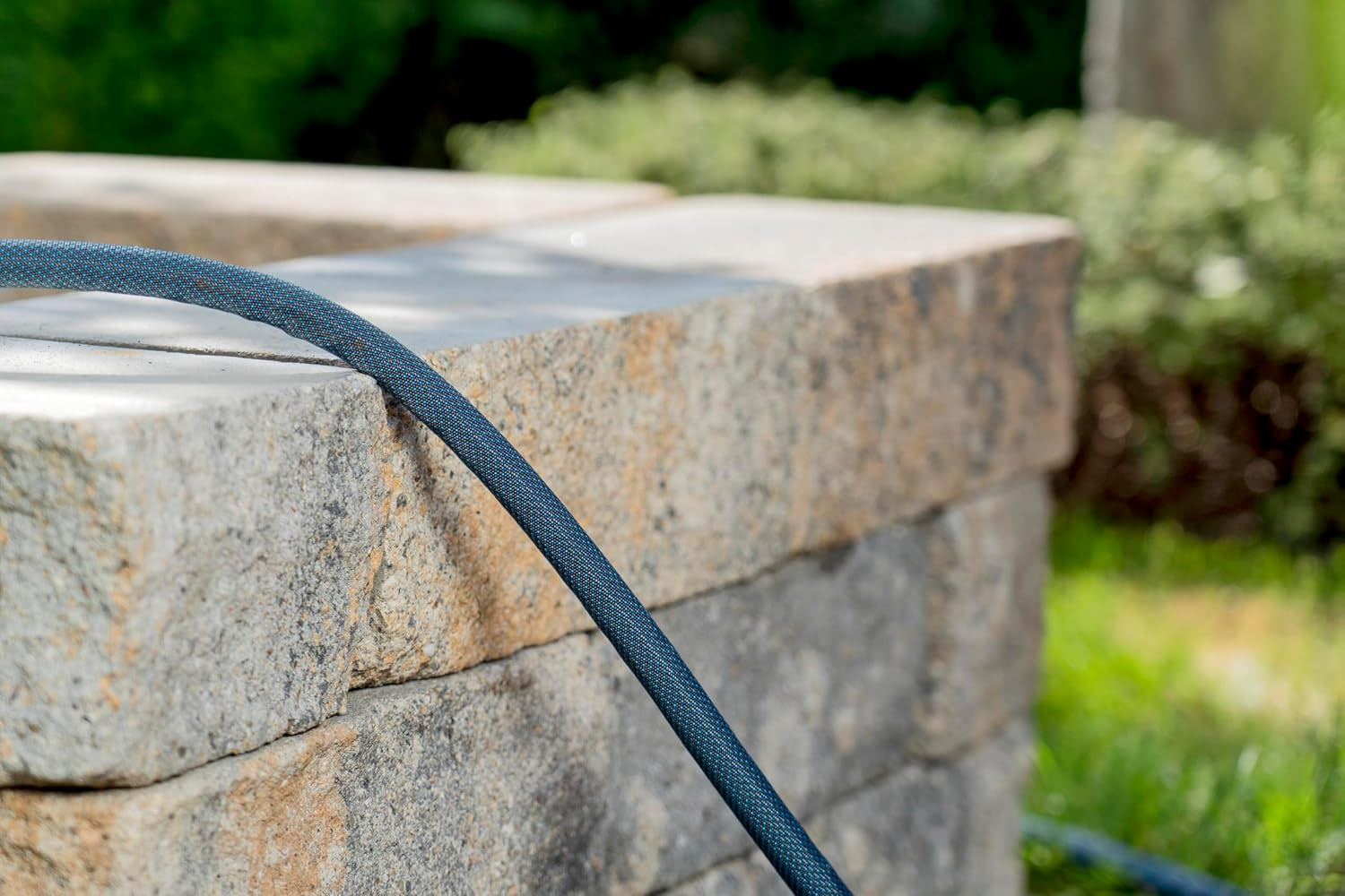 Gardena Liano Xtreme 1/2" 10 m Set : Tuyau d'arrosage textile extrêmement robuste pour robinetterie intérieure avec tuyau intérieur en PVC léger et résistant aux intempéries (18460-20)