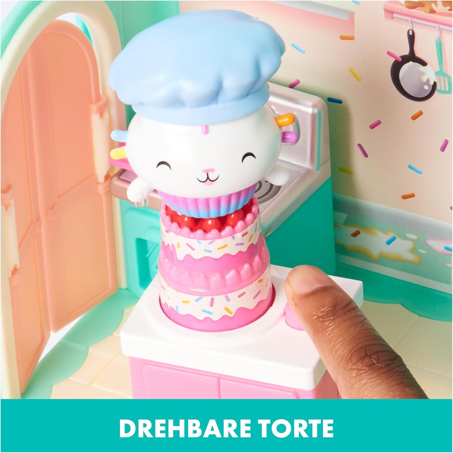 MAISON DE POUPÉES GABBY'S DREAMWORKS - Chambre Deluxe, Confiserie Cakey, Cuisine Kuchi (roumain : Cakey), 3 meubles et 2 boîtes surprises avec accessoires, adaptés aux enfants âgés de 3 ans et plus