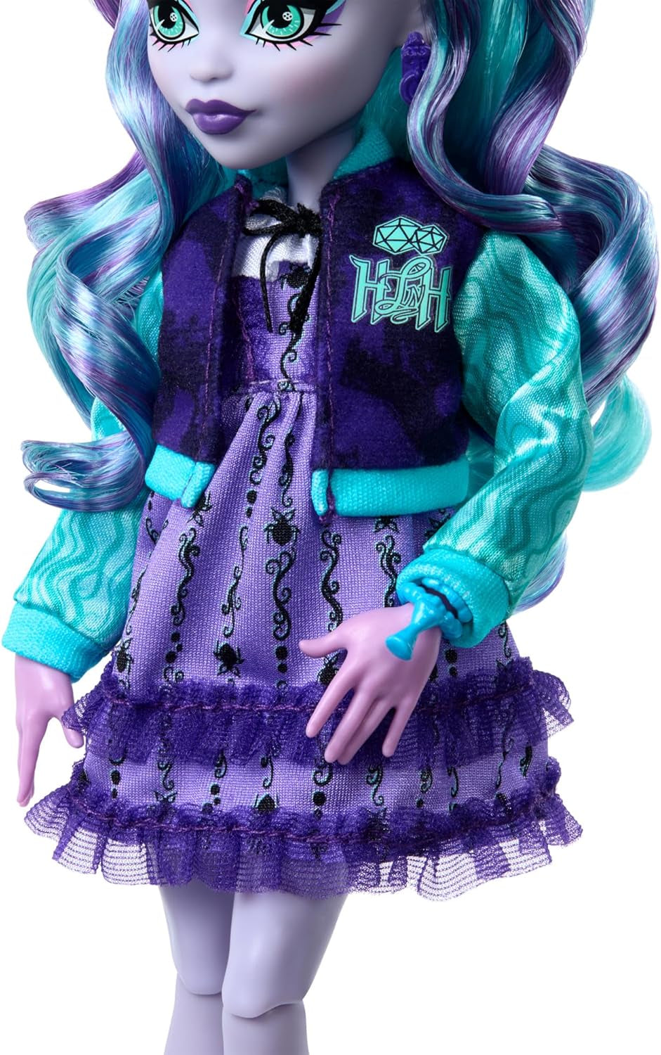 Monster High Fearbook Twyla Doll and Film Club Ensemble d'accessoires sur le thème, veste universitaire, album de remise de diplôme, jeu de société et biscuits, HXW31