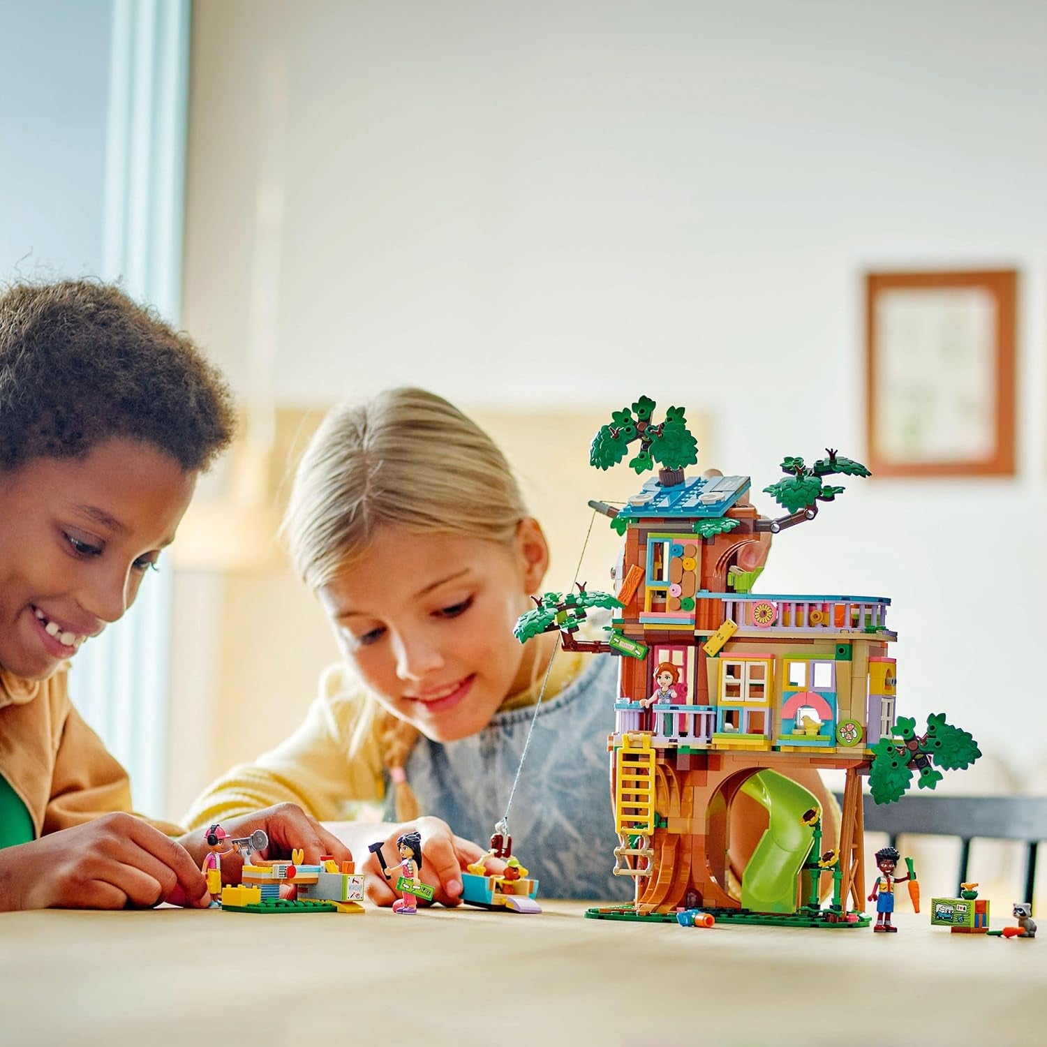 LEGO Friends Baumhaus - Jeu pour un bon garçon avec 2 figurines, 4 figurines, un jardin et un jeu de jouets - Jouets de rêve pour les filles et les jeunes à partir de 8 ans - 42652