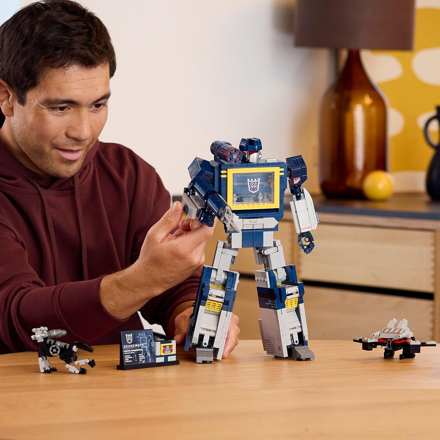 LEGO Icons Transformers : Soundwave Set pour enfants - Modellbau mit verwandelbaren Figuren inkl. Laserbeak & Ravage sovie einem Soundstein - Objet de collection et cadeau pour les fans - 10358