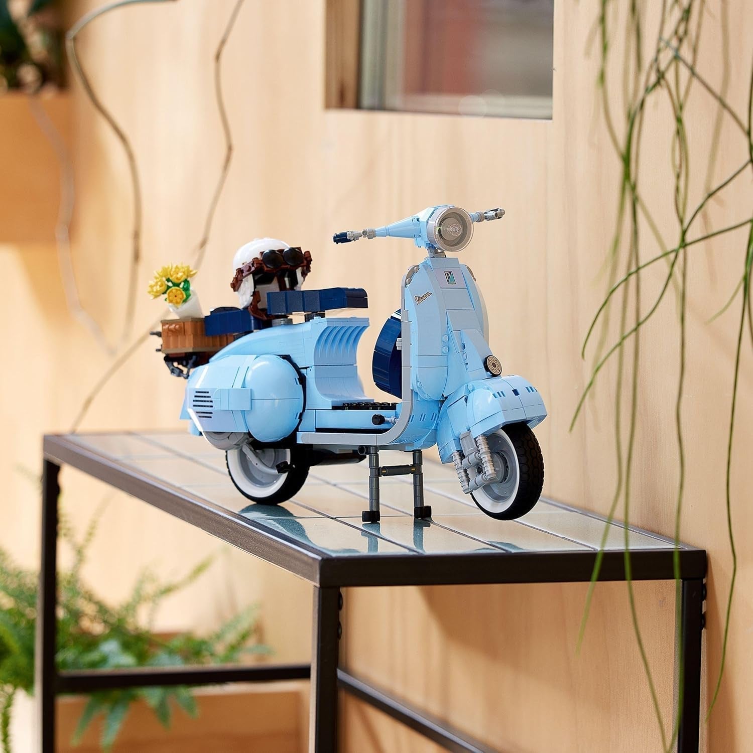 LEGO Icons Vespa 125, modèle de moto à construire, scooter italien vintage, kit de modèle pour adultes, pièce d'exposition comme décoration de pièce, cadeaux pour femmes et hommes 10298 Kits de construction Besuche den LEGO-Store