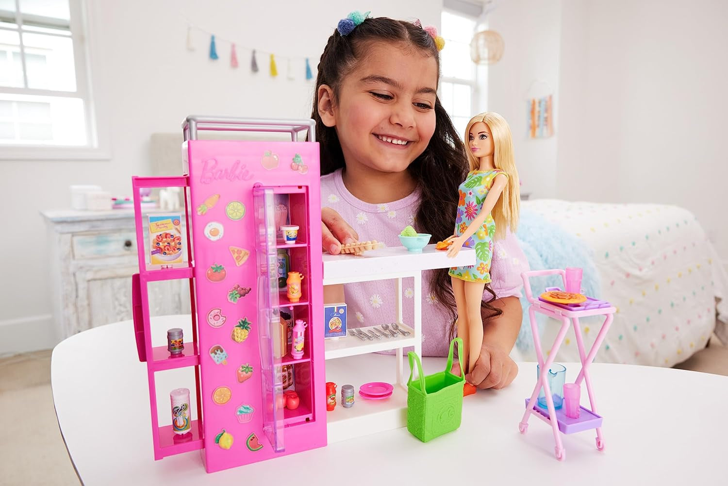 Barbie Doll Pantry Playset avec plus de 25 pièces de cuisine et accessoires – Parfait pour les petits gourmets et cadeau pour les enfants de 3 ans et plus, HJV38