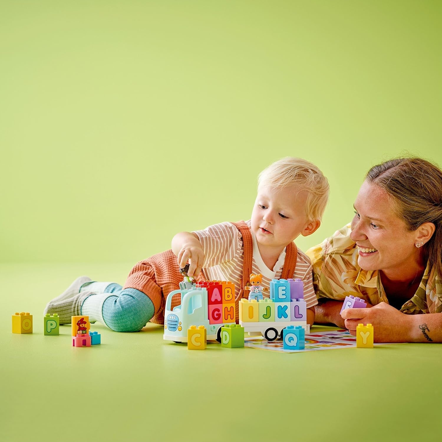 LEGO DUPLO Town ABC Truck, jeu de simulation pour petits enfants à partir de 2 ans, jeu ABC-LKW avec crochets et supports en bois, plus figurines d'un jeune et d'une fille, jeu pour enfants 10421