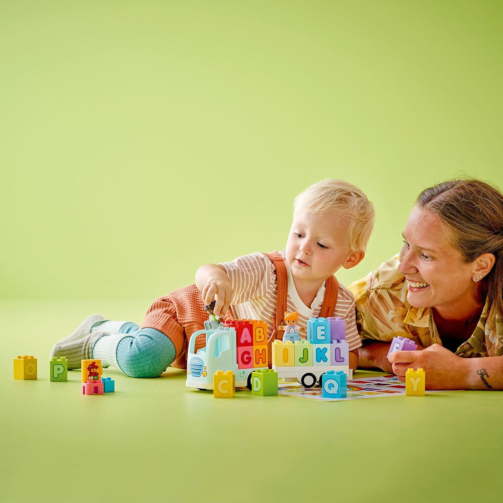 LEGO DUPLO Town ABC Truck, jeu de simulation pour petits enfants à partir de 2 ans, jeu ABC-LKW avec crochets et supports en bois, plus figurines d'un jeune et d'une fille, jeu pour enfants 10421
