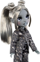 Rainbow High Shadow High Girl's Night - Luna Madison – Poupée mode 28 cm en gris, cheveux gris et tenue avec accessoires et vêtements – Pour petits et enfants à partir de 6 ans