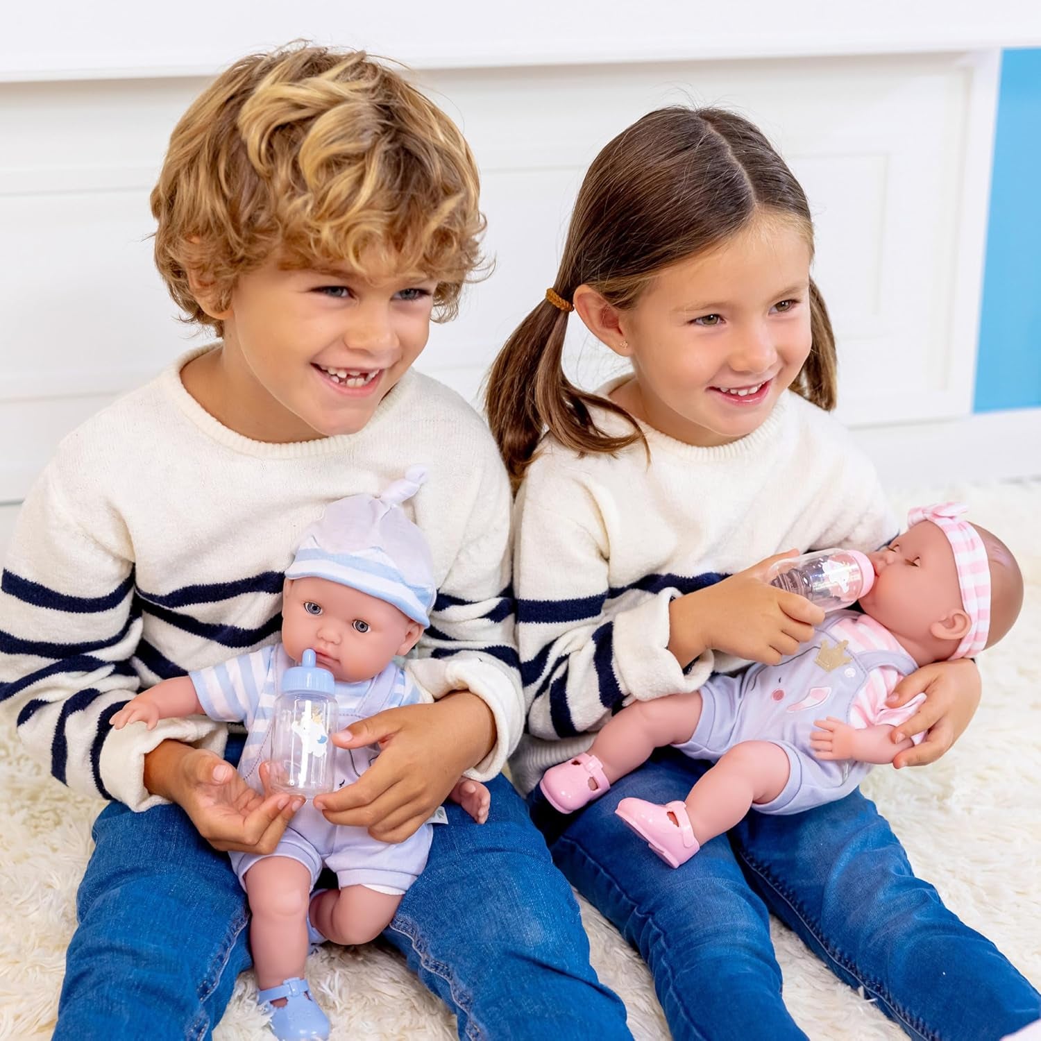 JC Toys- Lot de 3 accessoires pour poupées (biberon, tétine et hochet), rose et blanc, convient à toutes les poupées jusqu'à 50 cm, +2 ans