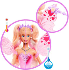 Barbie Fantasy Feenpuppe mit Farbwechsel Flügeln und Outfit, Spielzeugzauberstab mit und Mode Accessoires, JCP76