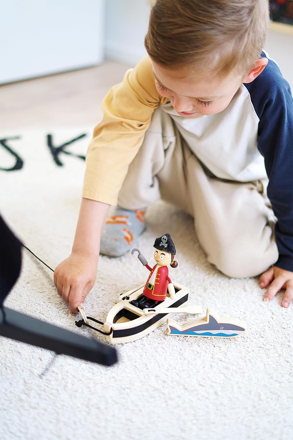 small foot Biegepuppen Piraten Figuren aus Holz, 5 Piraten und 1 Affe, detailreich und flexibel, ab 3 Jahren, 12412