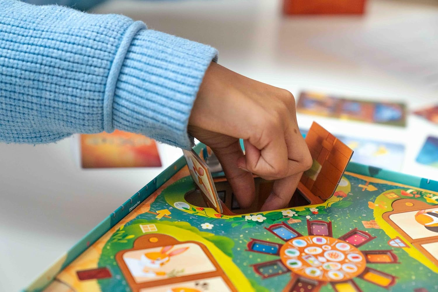 Asmodee Kids - Dixit Kids, jeu de société d'imagination et de fantaisie pour les enfants et toute la famille, cartes à jouer illustrées, 3 à 6 joueurs, à partir de 6 ans, 25 min, édition italienne