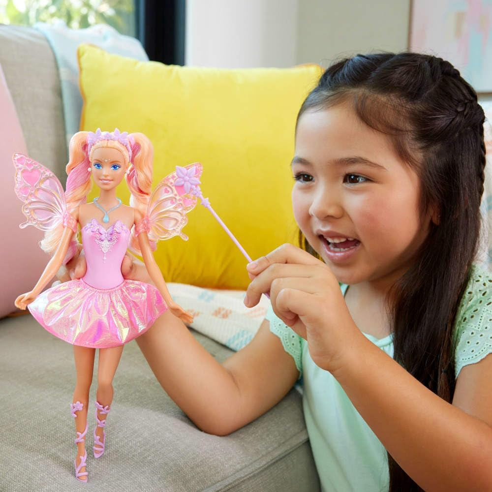 Barbie Fantasy Feenpuppe mit Farbwechsel Flügeln und Outfit, Spielzeugzauberstab mit und Mode Accessoires, JCP76