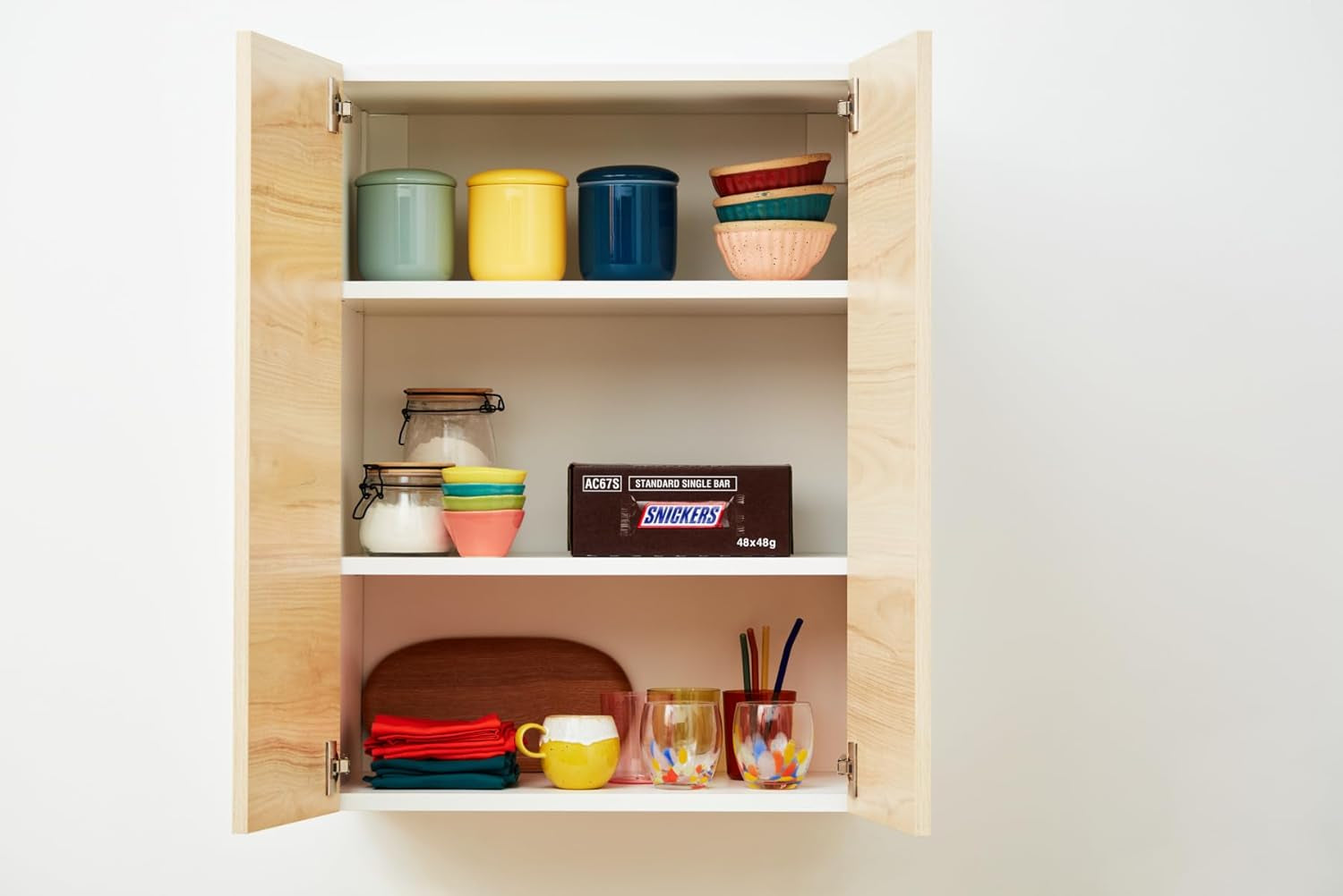 Un grand paquet de chocolat contenant 32 tablettes de chocolat de 50 g chacune.